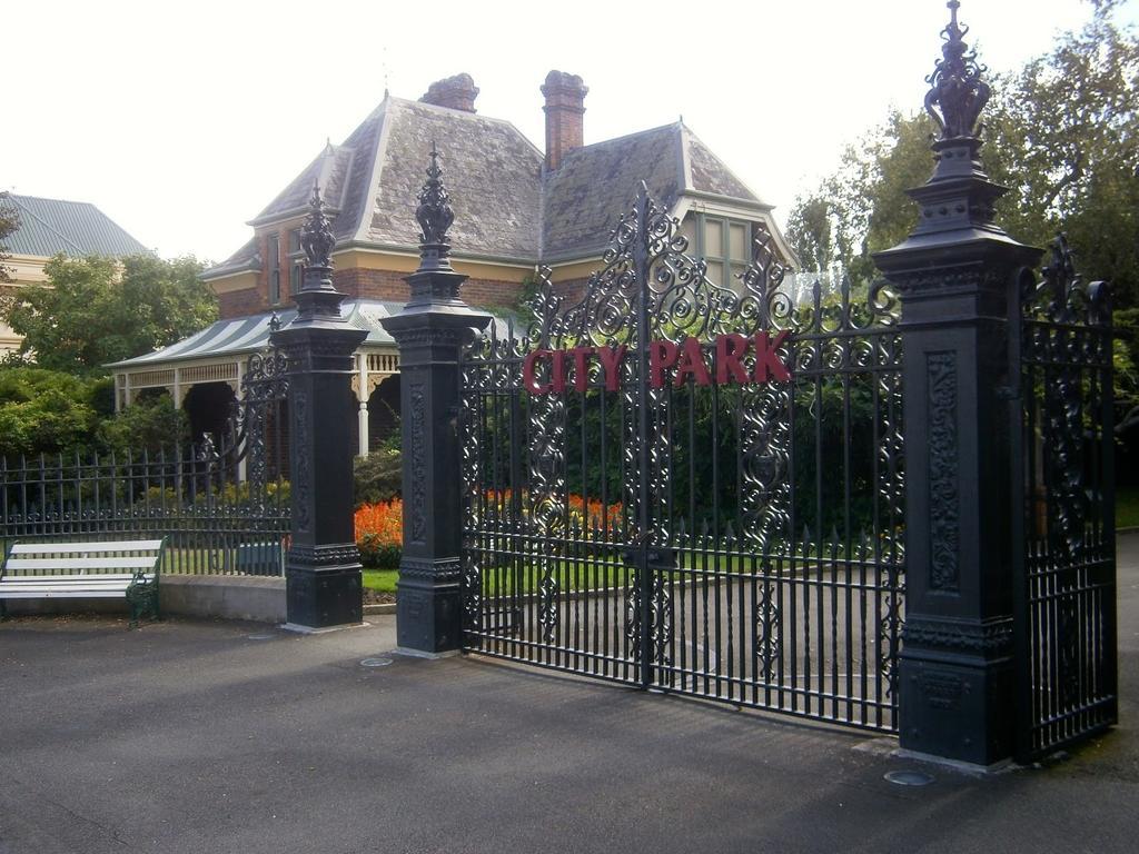 Ellie'S Place On City Park لونسيستون الغرفة الصورة